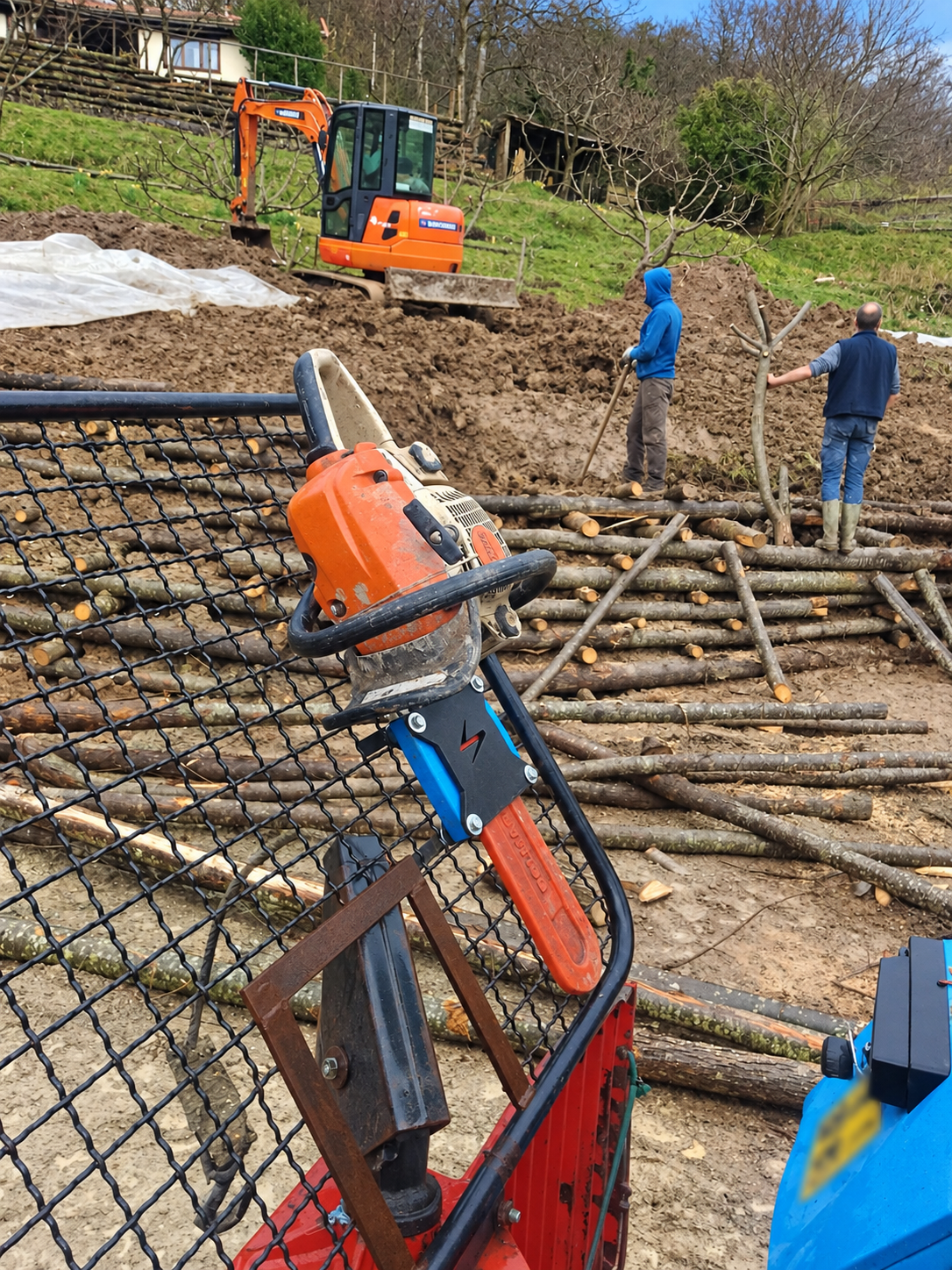 Porta motosega AnziTech utilizzato in un cantiere forestale