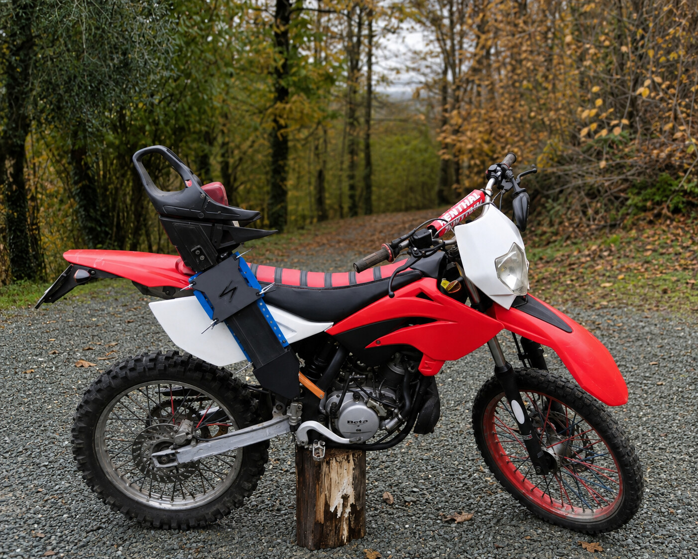 Porta motosega con cinghie installato su una moto
